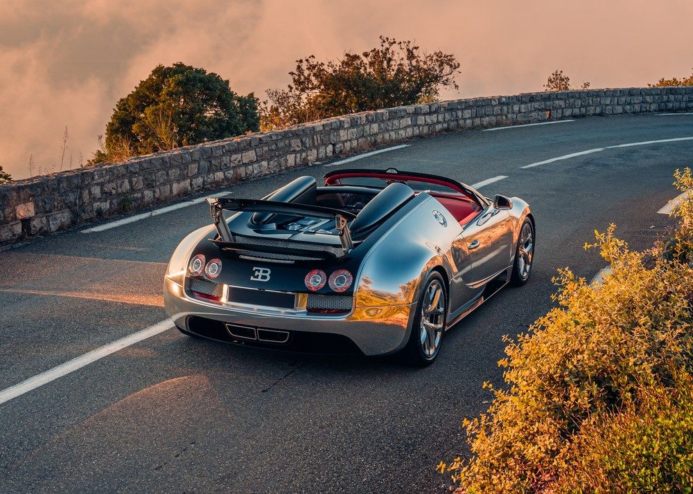 Bugatti restaurou o Veyron Grand Sport Vitesse com carroceria de alumínio polido.