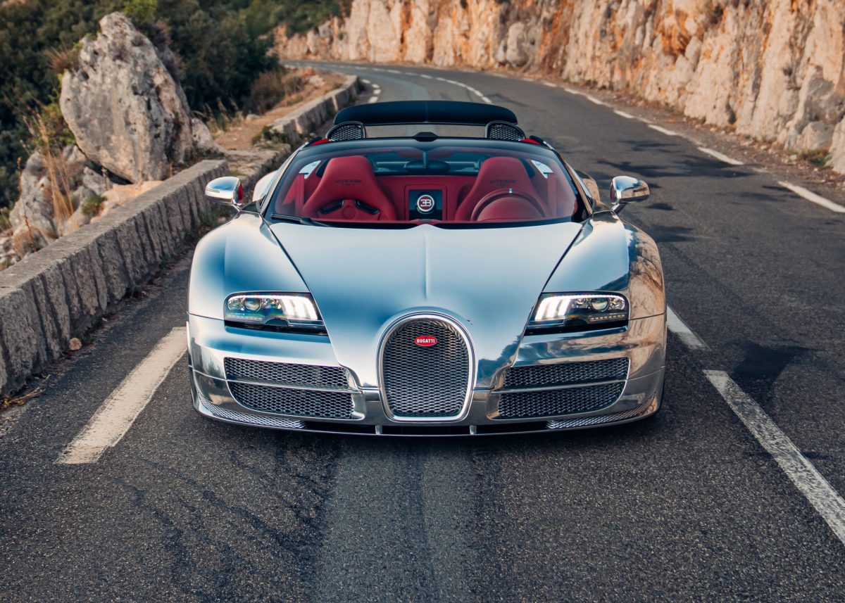 Bugatti restaurou o Veyron Grand Sport Vitesse com carroceria de alumínio polido.
