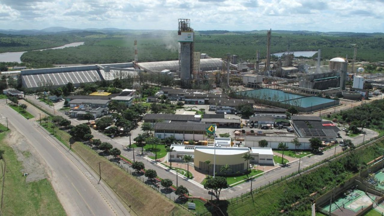 Fachada da fábrica da Bunge em Campana, província de Buenos Aires