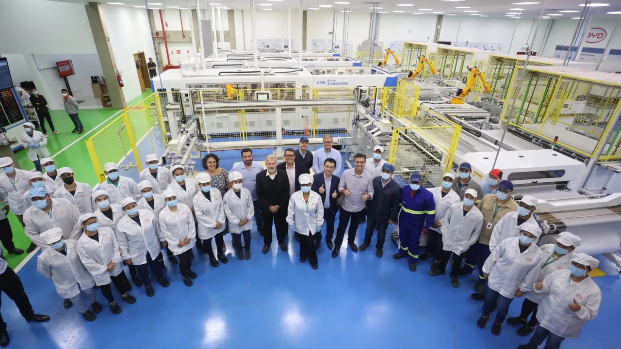 Fábrica da BYD em Camaçari, Bahia, com linhas de montagem