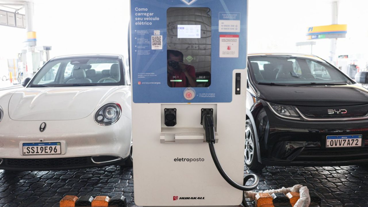 Dolphin Mini da BYD sendo carregado em estação ultrarrápida