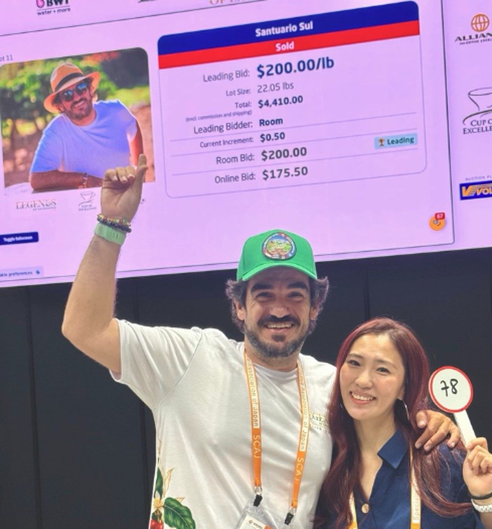 Produtor Luiz Paulo ao lado de Nara Byun, representante da empresa compradora Snow Beans Coffe