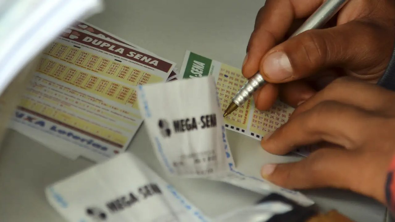 Tela do aplicativo Loterias Caixa mostrando opções de jogos e horário de sorteio