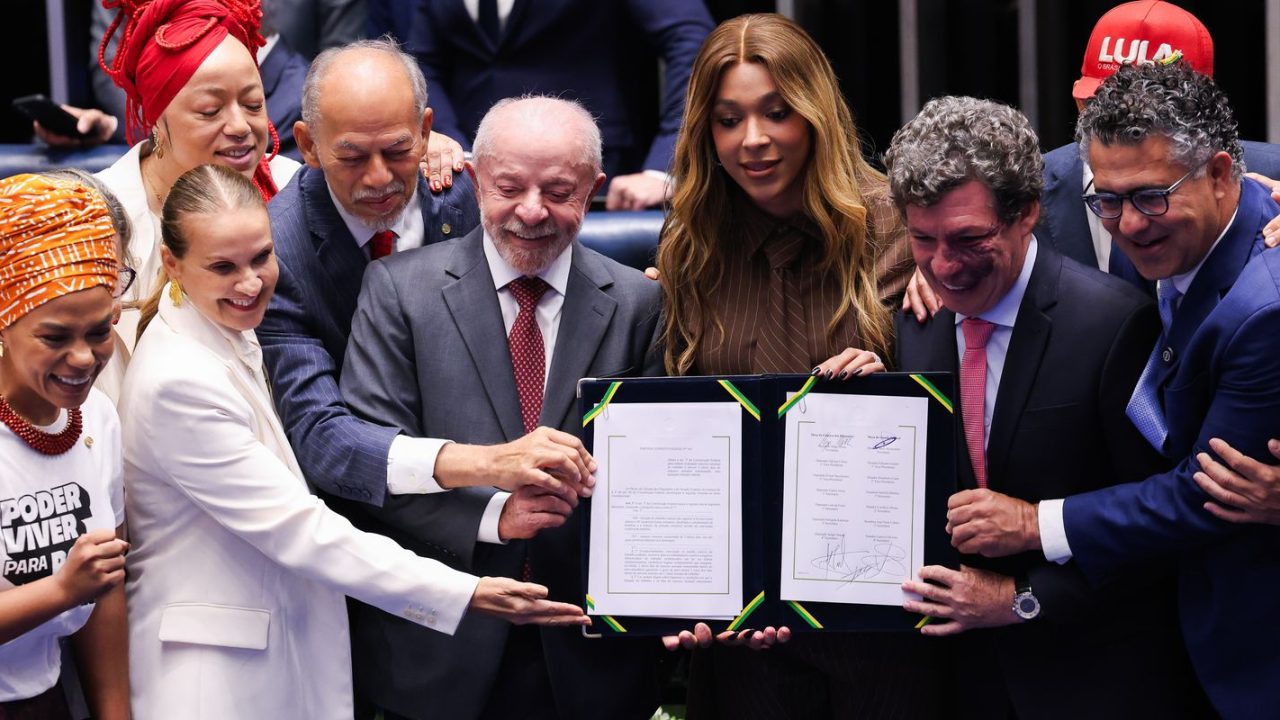 Presidente da Câmara Hugo Motta anunciando a mudança na escala de trabalho