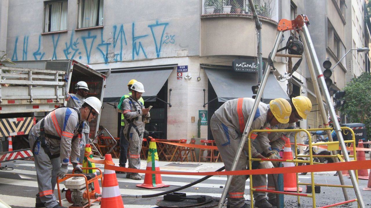 Poste de energia tombado após colisão de caminhão na Rua Castelo de Setúbal, deixando moradores sem luz