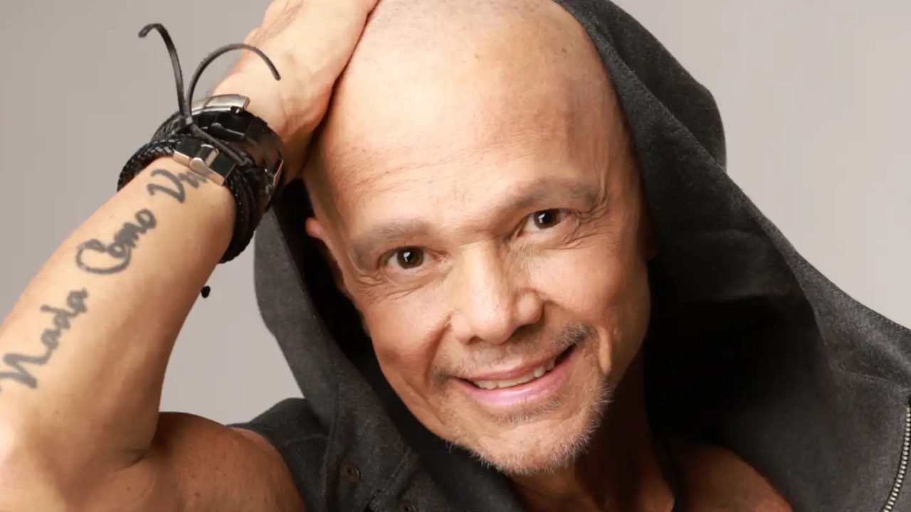 Cantor Netinho em apresentação de axé music
