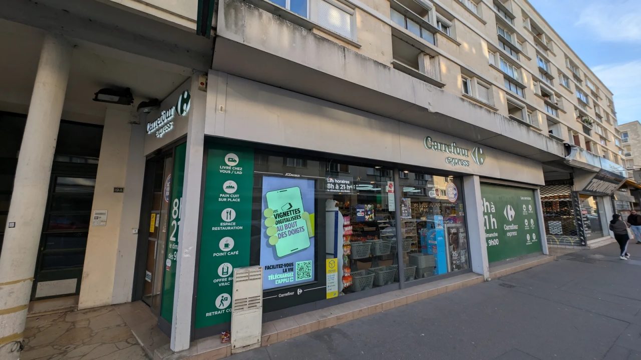 Fachada de loja Carrefour e logo do fundo Pátria Investimentos