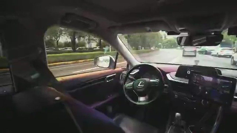 Repórter testa como é andar em veículo que dirige e estaciona sozinho