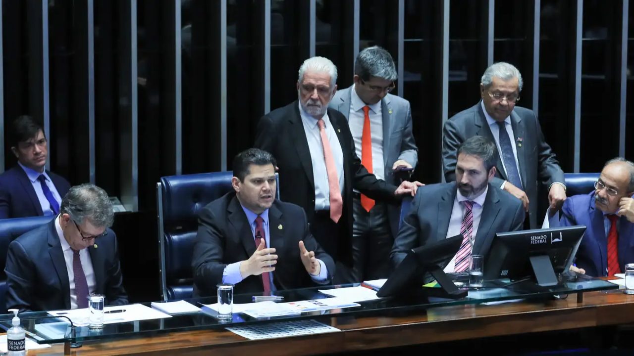Sessão da CCJ do Senado analisando a PEC da Segurança Pública
