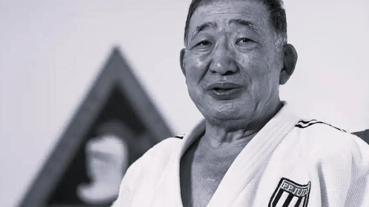 Chiaki Ishii, pioneiro do judô brasileiro, recebendo medalha de bronze nas Olimpíadas de Munique 1972
