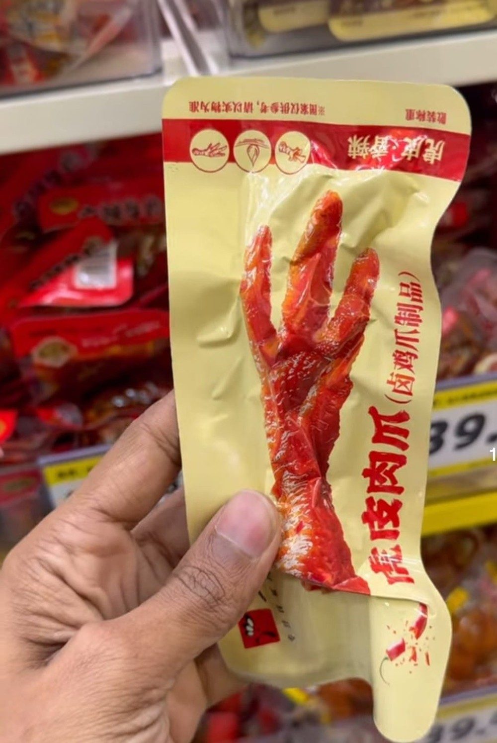 Na China, pé de galinha é vendido em embalagens individuais.