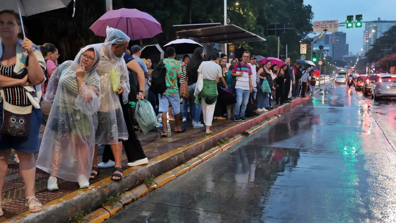 Avenida Perimetral no Barreiro inundada após forte chuva