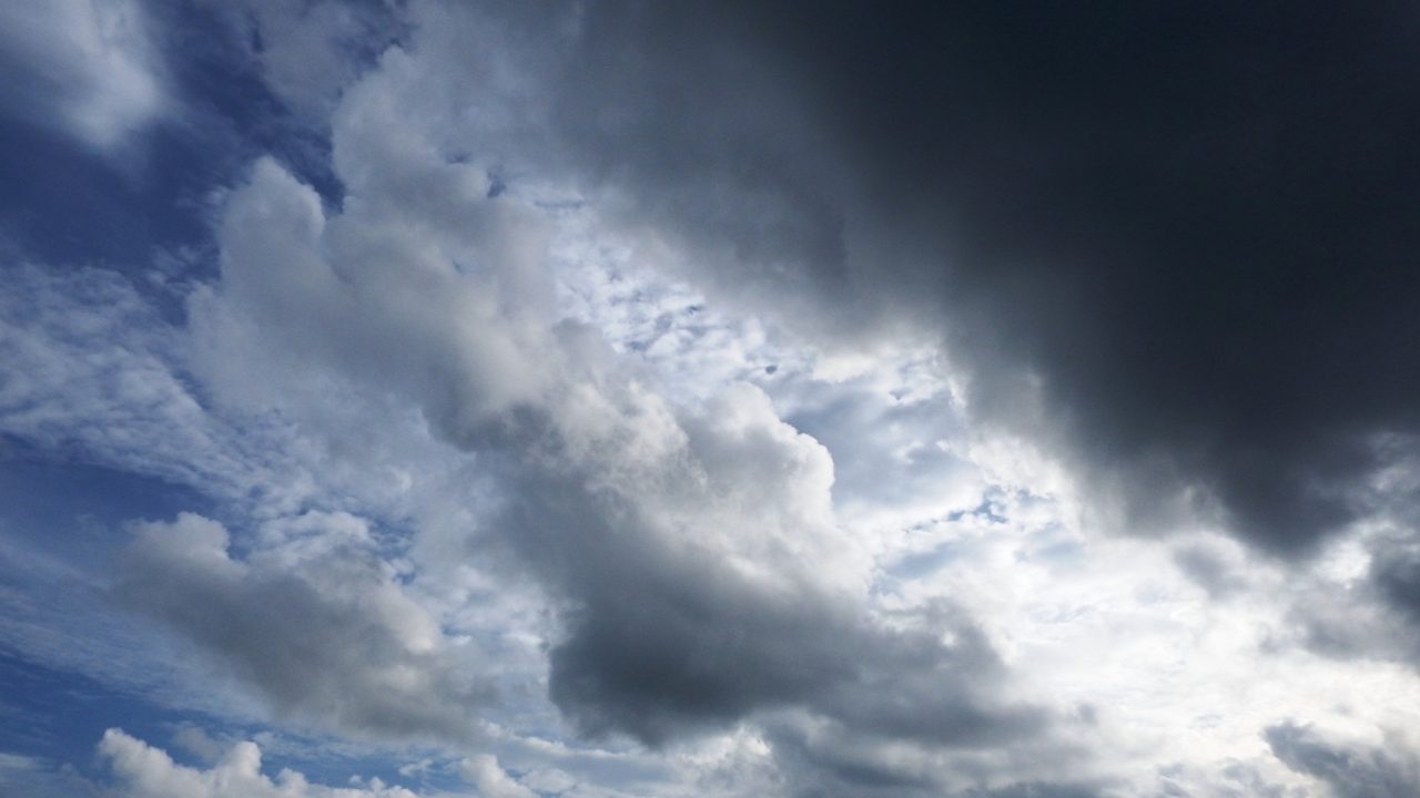 Céu nublado sobre a cidade de Belo Horizonte com chuva