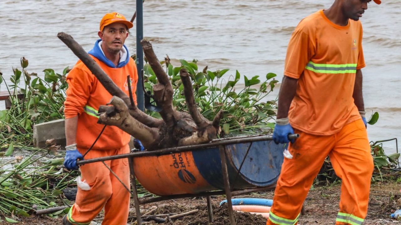 Rua inundada na região do Barreiro, com água acumulada e veículos submersos
