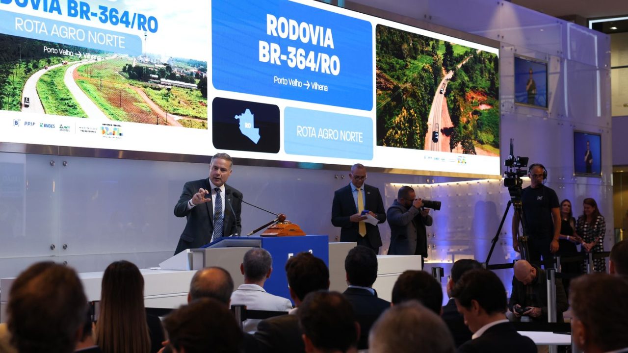 Pregão da B3 com tela mostrando queda do Ibovespa