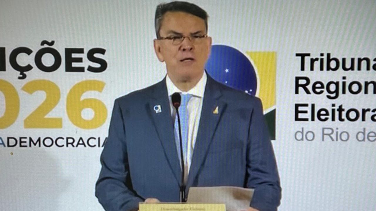 Desembargador Cláudio de Mello Tavares falando no Palácio da Democracia
