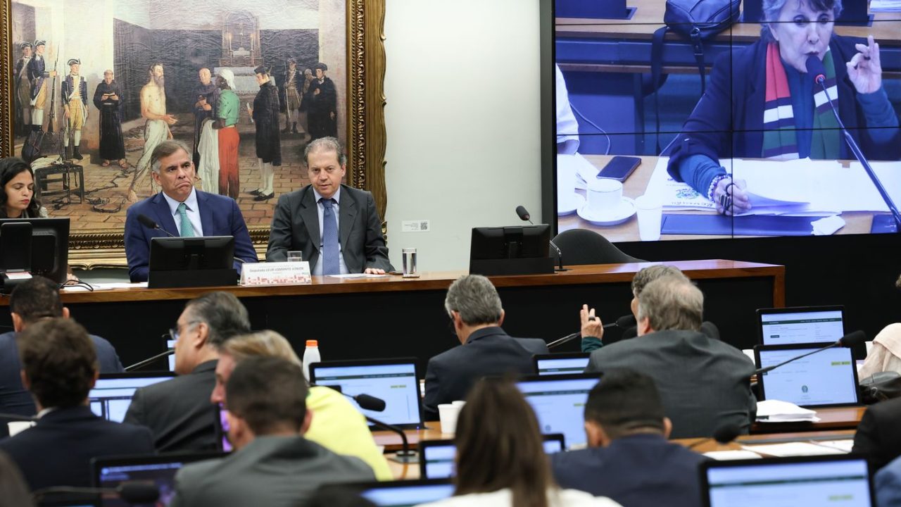 Arcebispo Dom Jaime Cardeal Spengler assinando carta da CNBB
