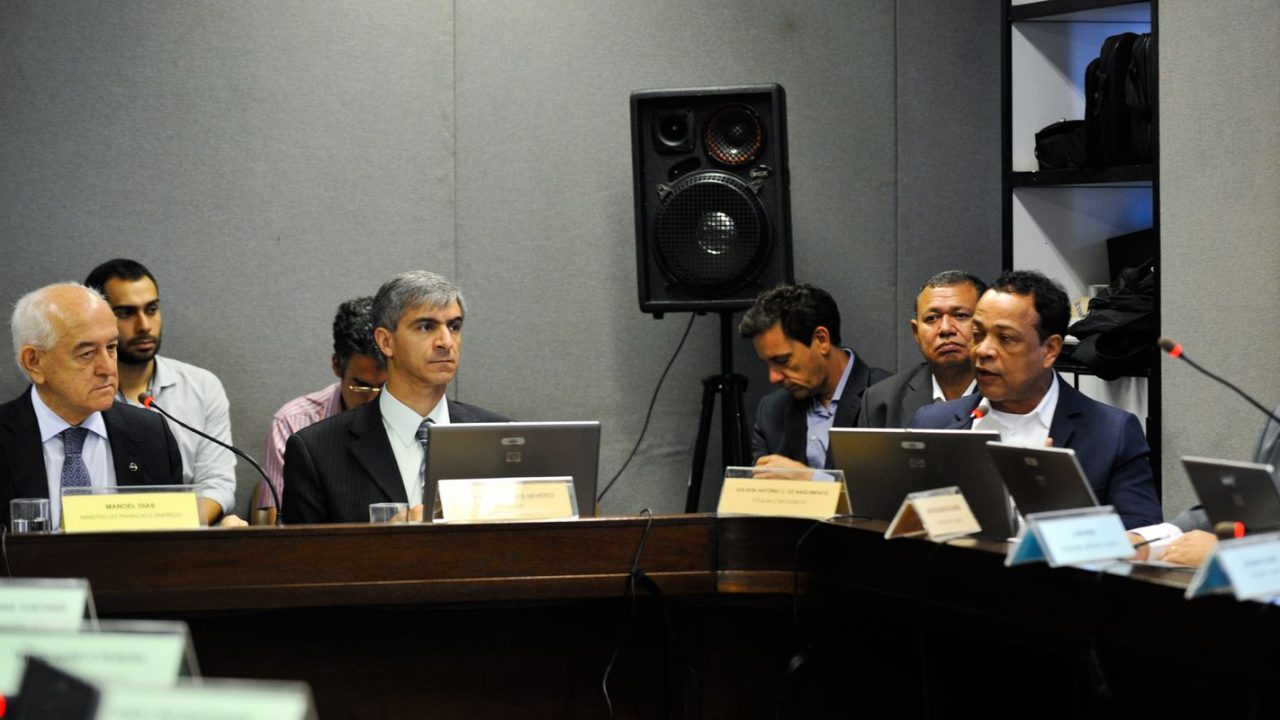 Reunião do Codefat anunciando ampliação do prazo do Seguro-Defeso