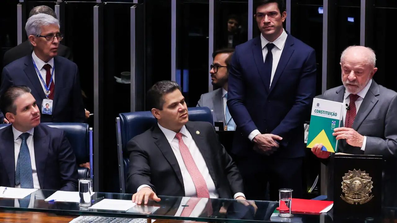 Presidente Davi Alcolumbre e agentes de saúde celebrando a promulgação da emenda