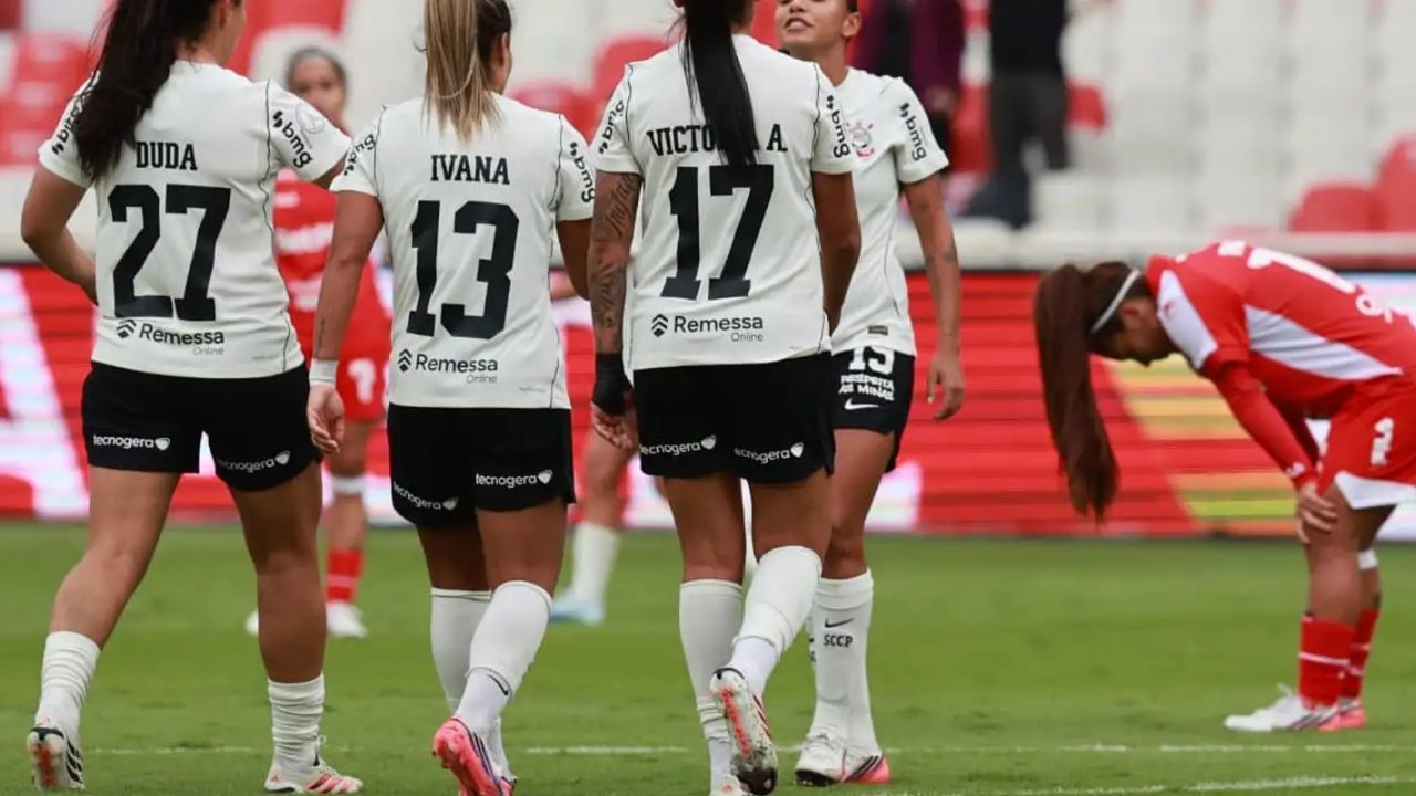 Jogadoras do Corinthians comemorando gol contra o Santa Fe
