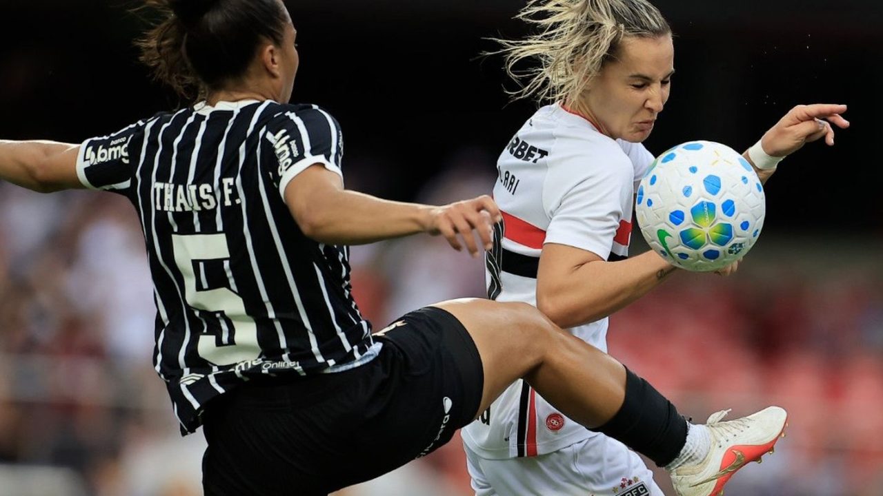 Jogadoras do Corinthians comemoram gol na semifinal do Campeonato Paulista Feminino Sub-20 na Arena Barueri