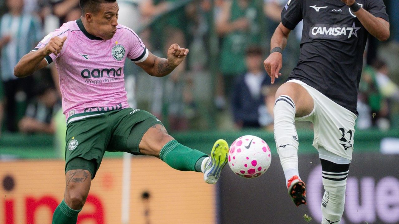 Jogadores de Coritiba e Botafogo disputando a bola no Estádio Couto Pereira