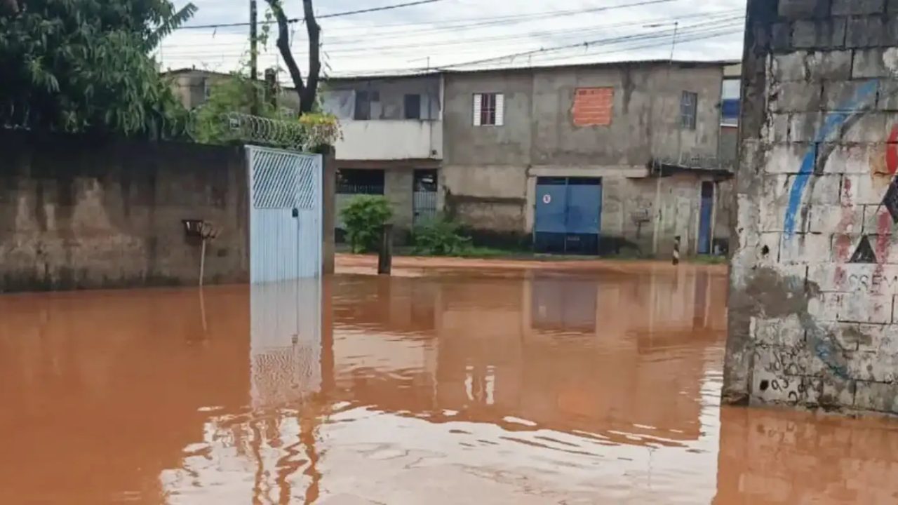 Corpo de bombeiro encontrando vítima em área alagada de Pinhalzinho