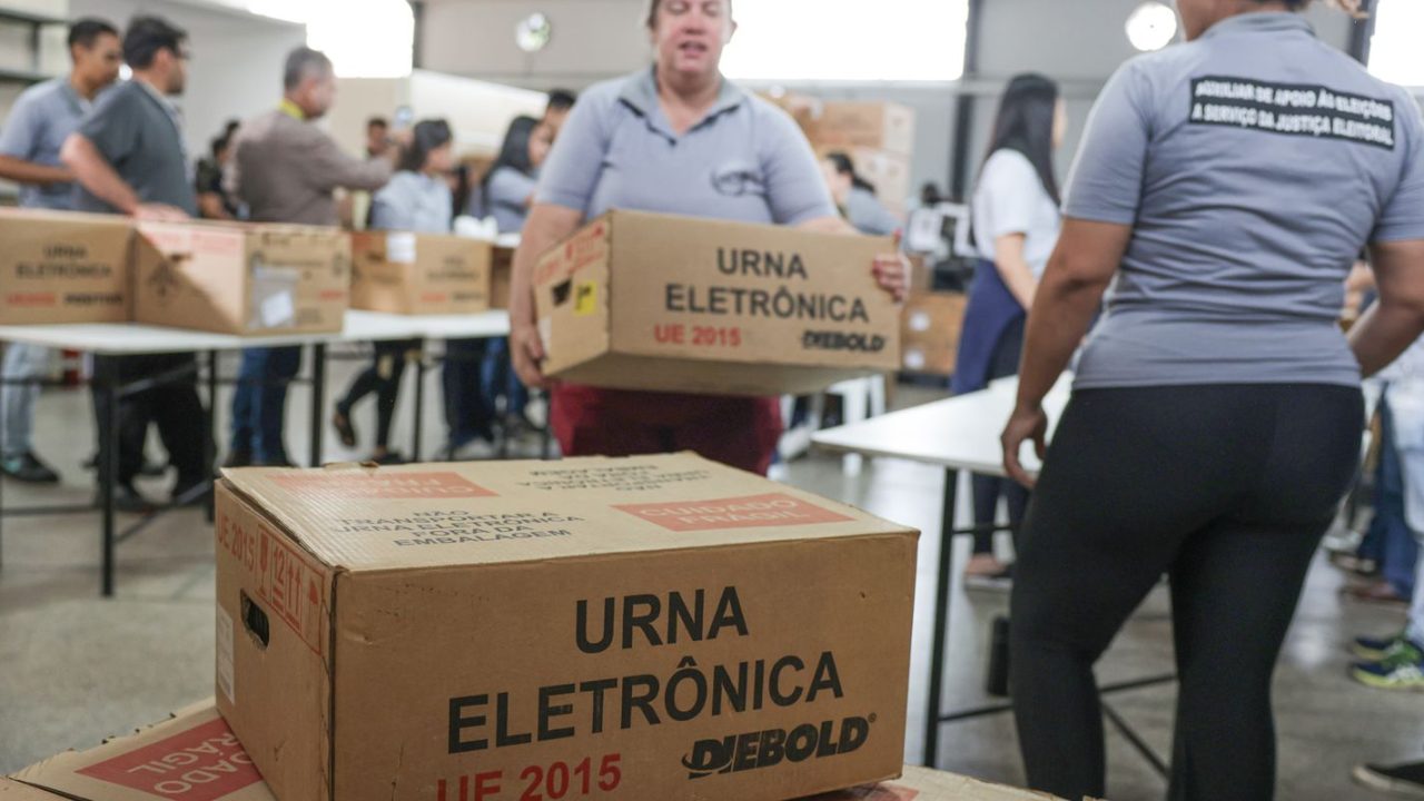 Ministro Ricardo Villas Bôas Cueva analisando pedido de medida urgente