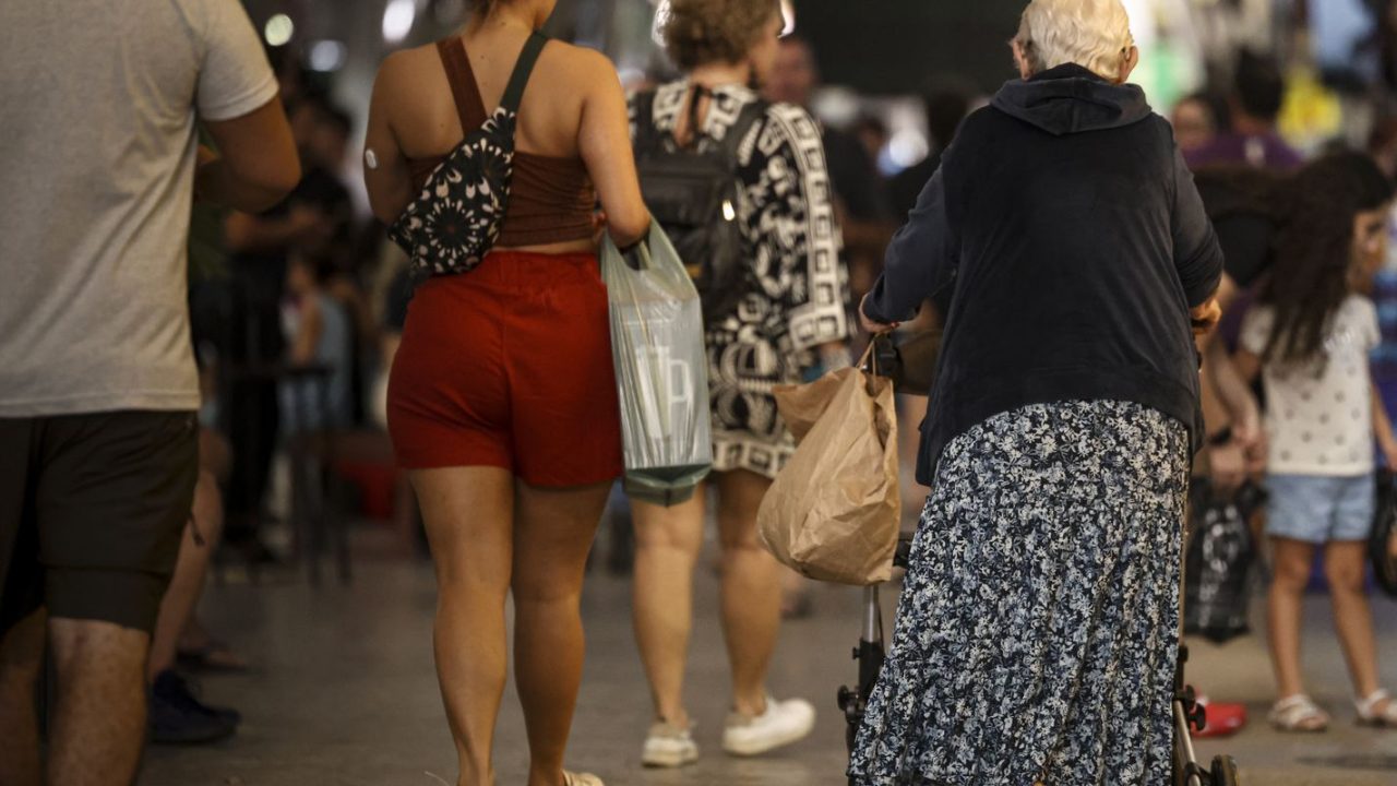 Economista falando sobre corte de gastos públicos e impacto social