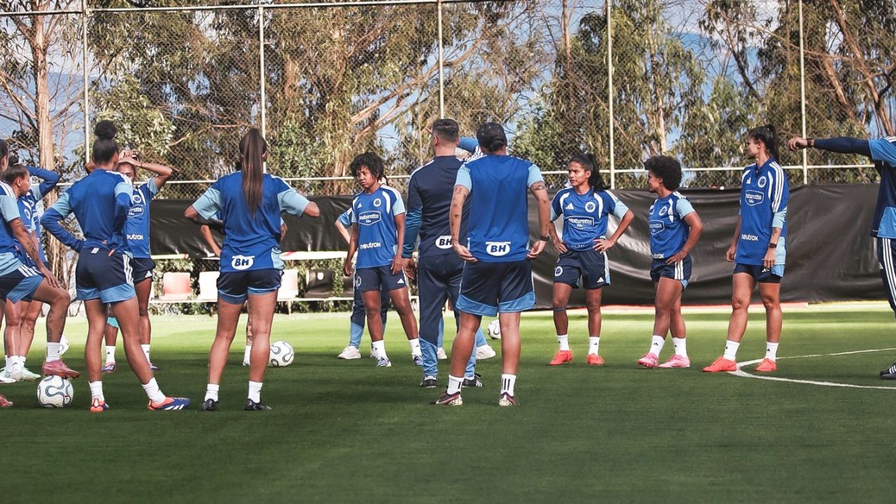 Jogadoras do Cruzeiro feminino em campo no Estádio Casa Blanca, Quito