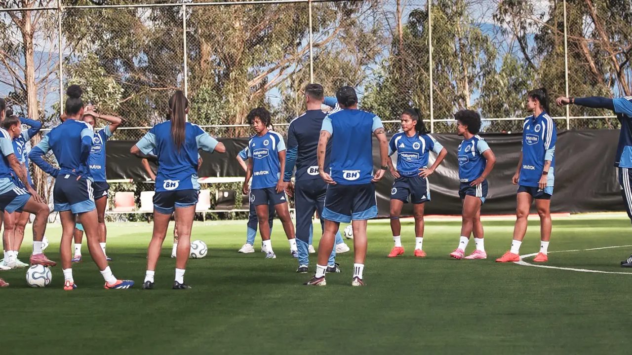 Jogadoras do Cruzeiro comemorando gol contra a LDU no Estádio Casa Blanca, Quito