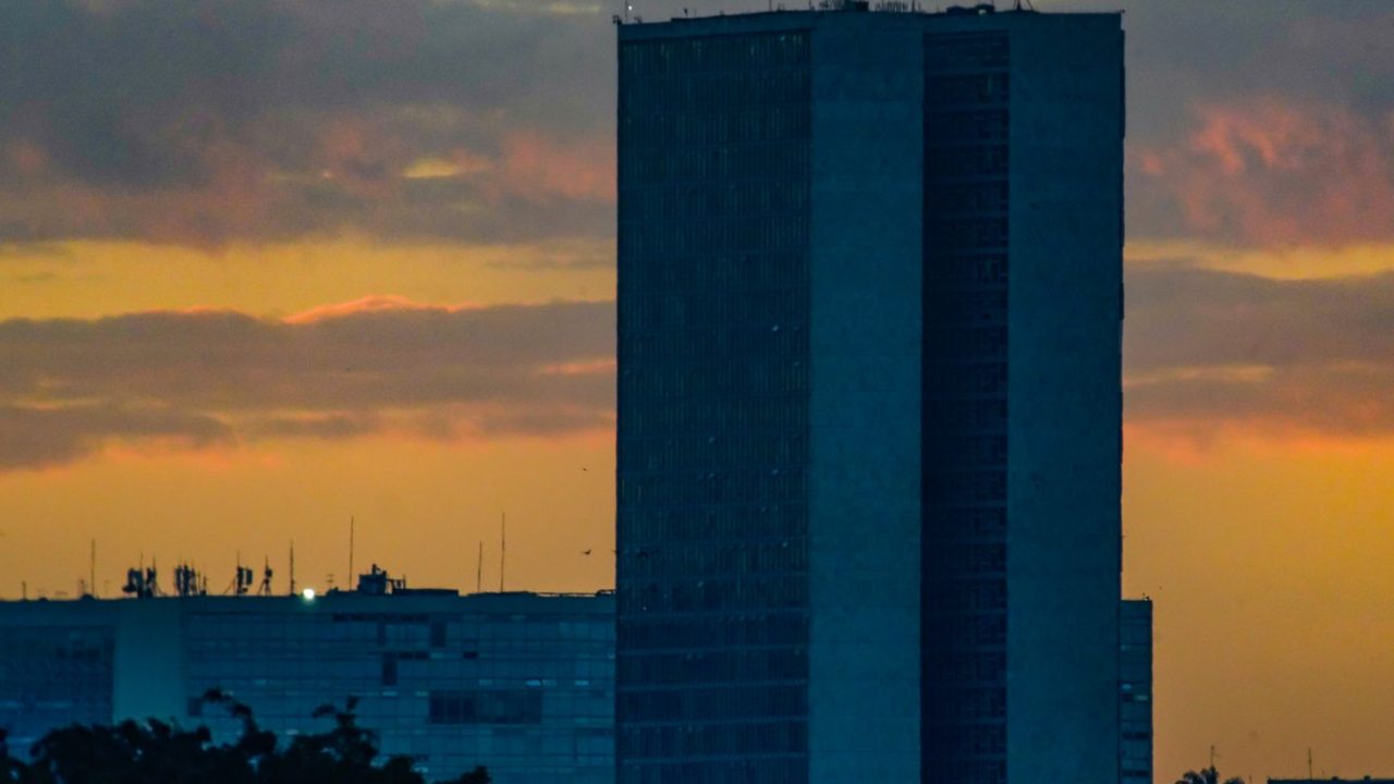 Flávio Bolsonaro e Luiz Inácio Lula da Silva em campanha para a eleição presidencial de 2022