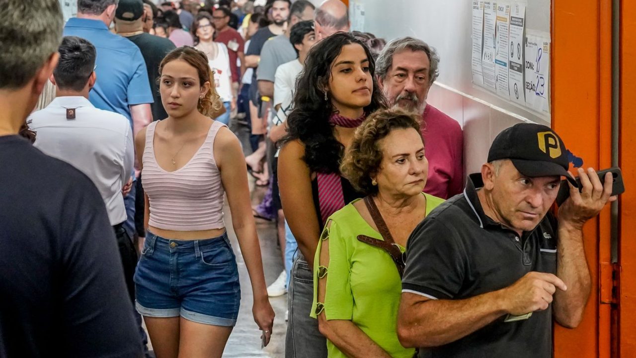 Eleitores do Distrito Federal preenchendo cédulas em urna eletrônica