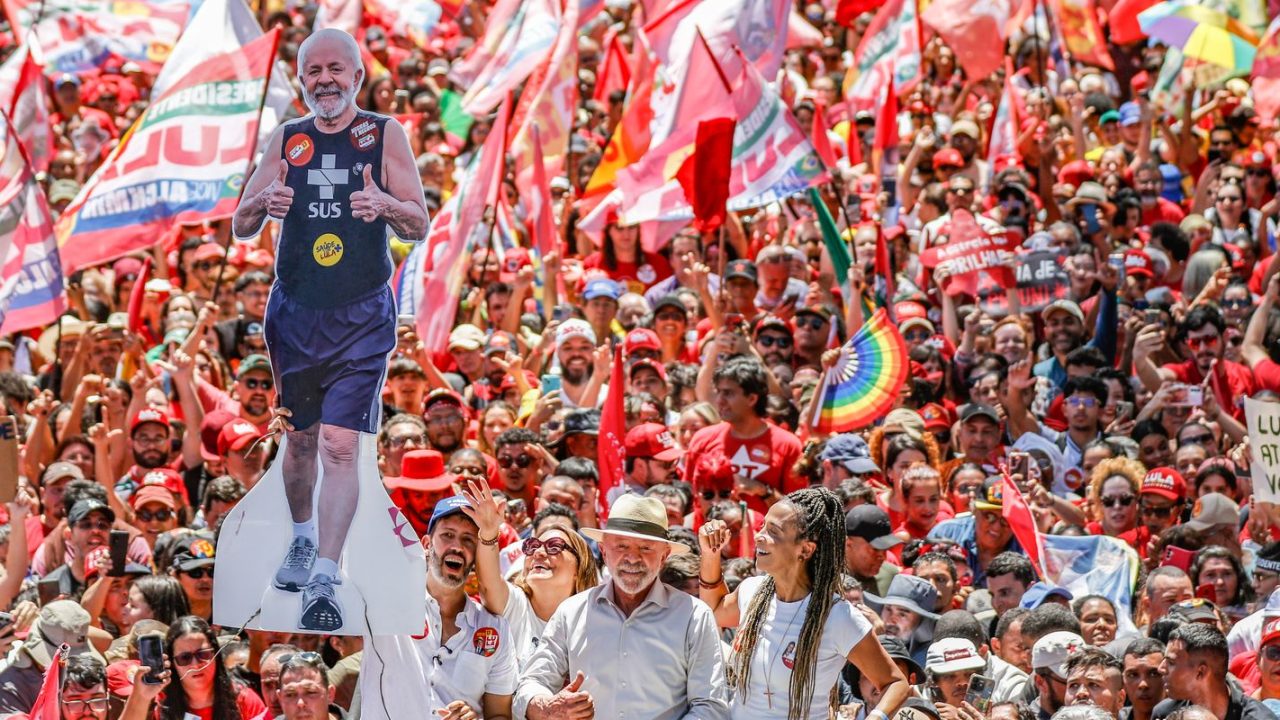 Gráfico de pesquisa de opinião mostrando percentuais de expectativa dos eleitores sobre Lula e Flávio Bolsonaro