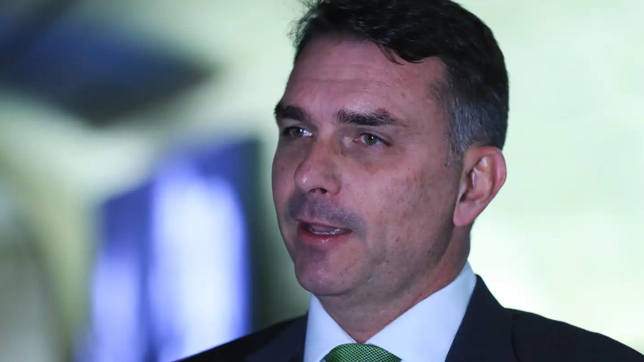 Eleitores em fila para votar nas urnas eletrônicas