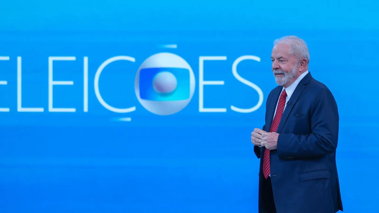 Candidatos Lula e Flávio Bolsonaro em debate transmitido pela TV Globo