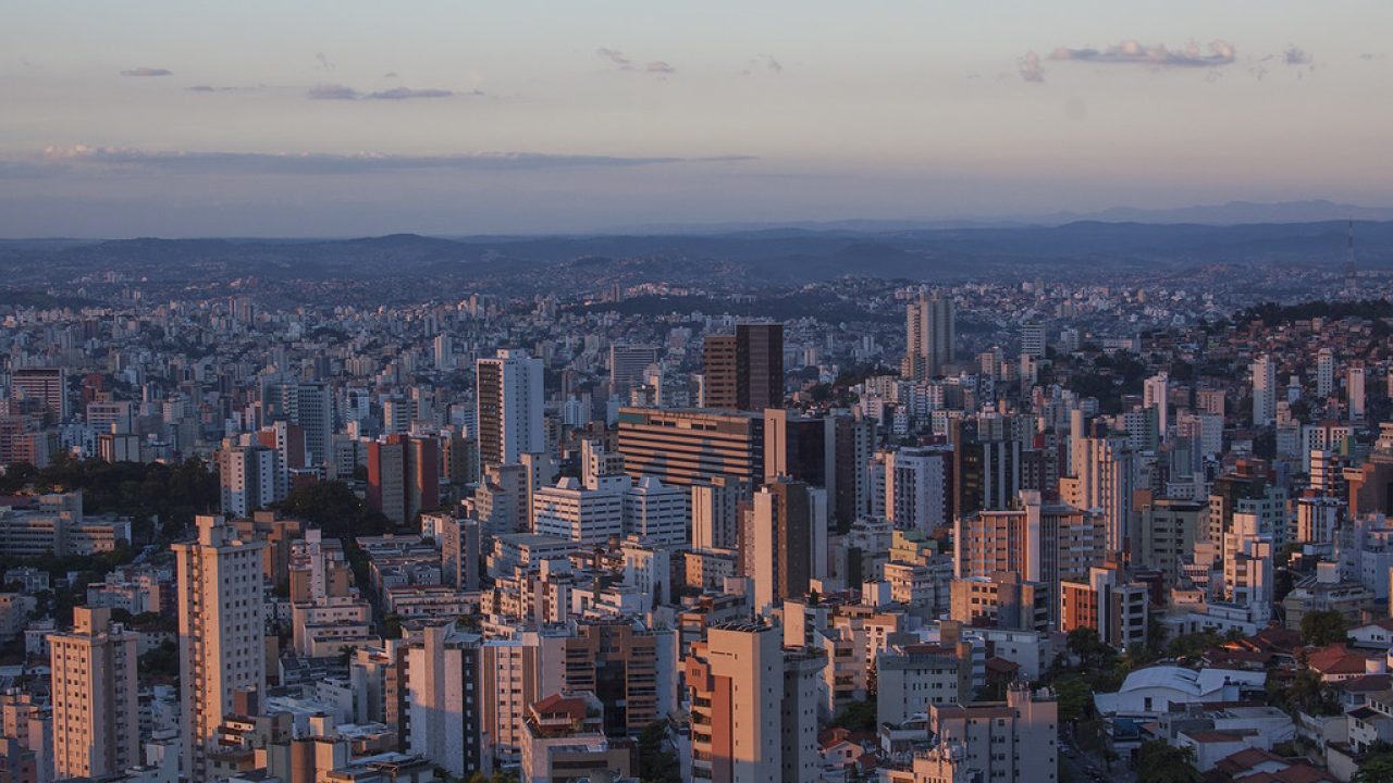 Equipe da Defesa Civil de Belo Horizonte emitindo alerta de chuva com raios e ventos