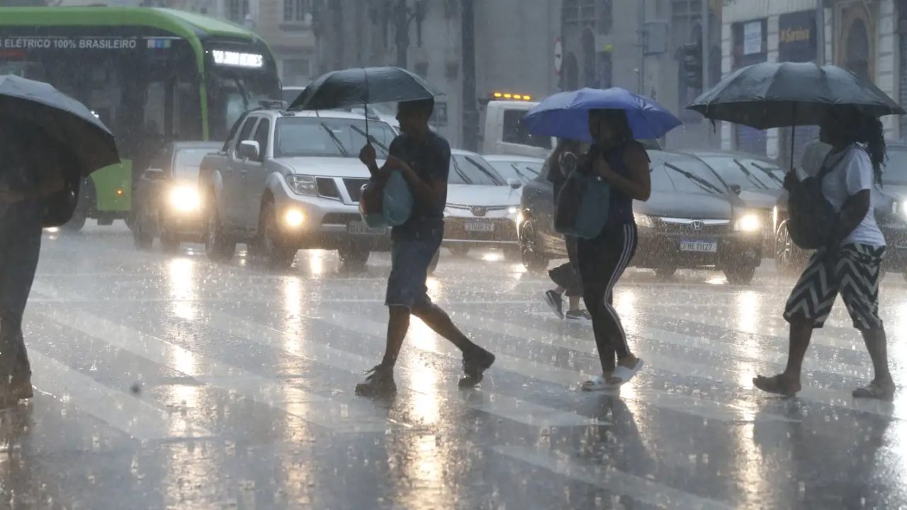 Equipe da Defesa Civil de São Paulo emitindo alerta de chuvas fortes