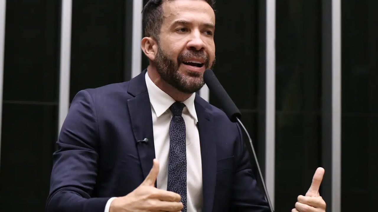 Deputado André Janones internado na UTI do Hospital Vila Nova Star em São Paulo