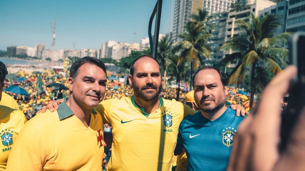 Flávio, Eduardo e Carlos Bolsobaro em ato em Copacabana, em abril de 2024