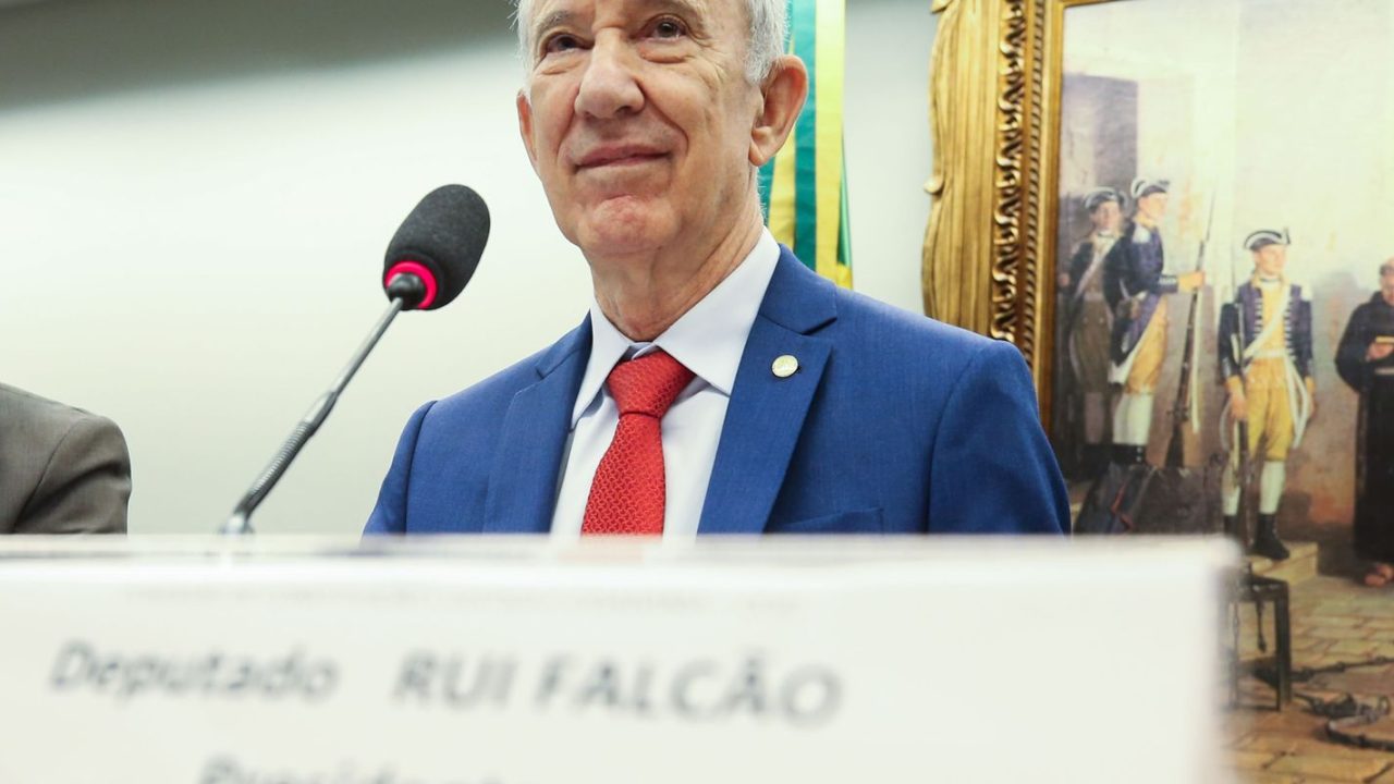 Deputado Rui Falcão em sessão do Congresso, ao lado do ministro Kassio Nunes Marques no TSE