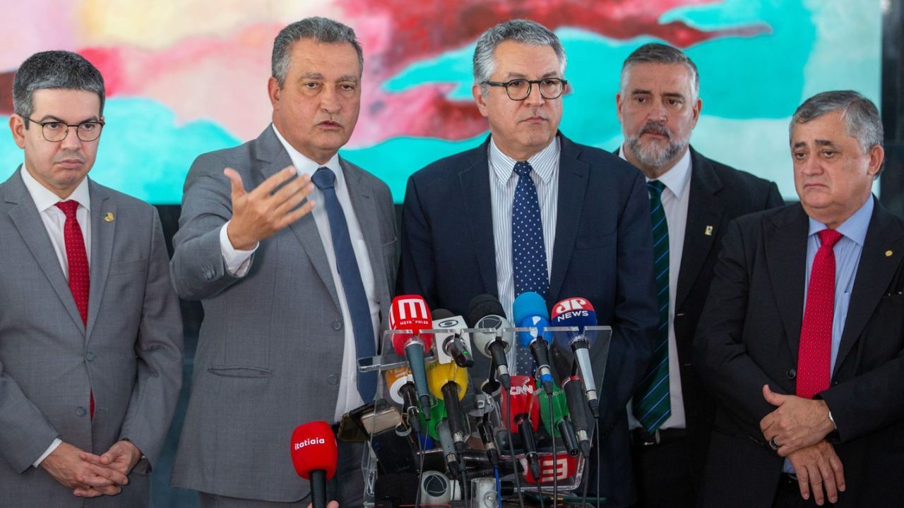 Ministro José Guimarães falando sobre o adiamento da votação da PEC da Segurança no Senado