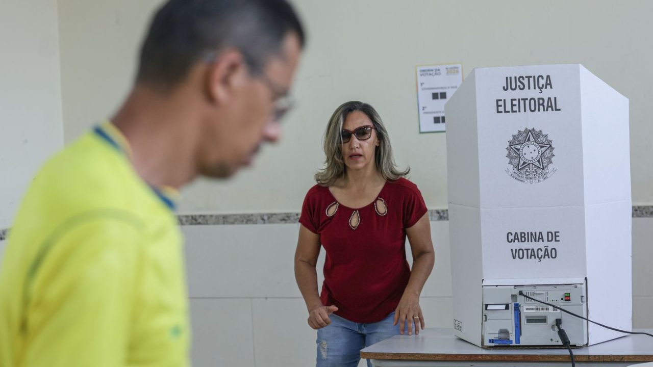 Dilma Rousseff cumprimentando eleitores no Colégio Santa Marcelina, bairro São Luiz, Belo Horizonte