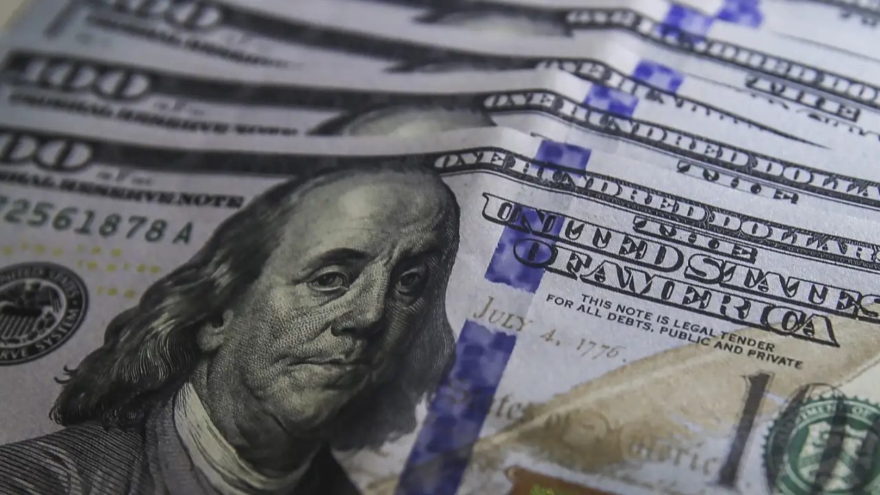 Cotação do dólar próximo a R$ 5,01 e índice Ibovespa em alta acima de 208 mil pontos