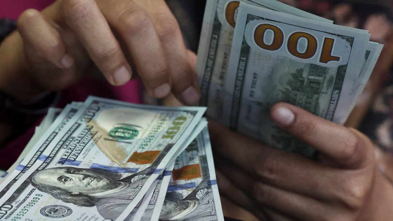 Tela de negociação mostrando o dólar comercial cotado a R$ 5,44