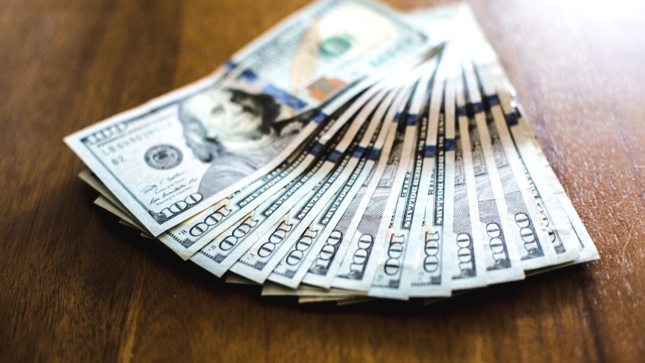 Tela de negociação mostrando a cotação do dólar em reais