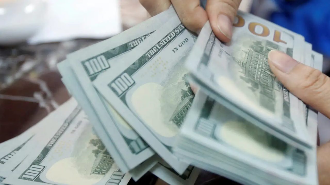 Tela de negociação mostrando o dólar acima de R$ 5 e queda do Ibovespa