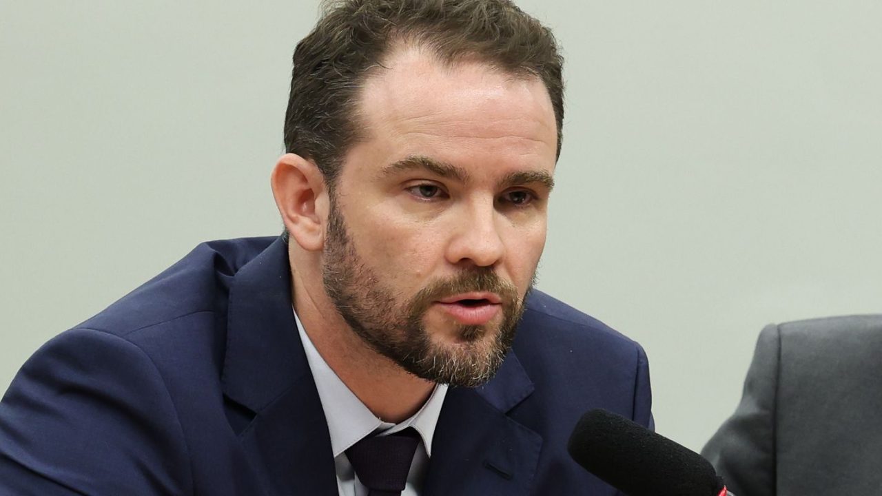 Ministro da Fazenda Dario Durigan falando à imprensa em Brasília