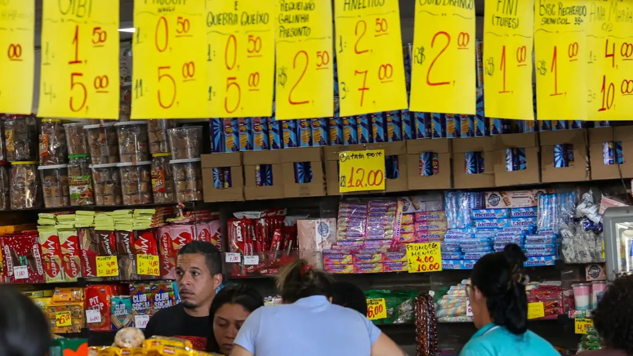 Ministro da Fazenda Dario Durigan anunciando linhas de crédito para empresas