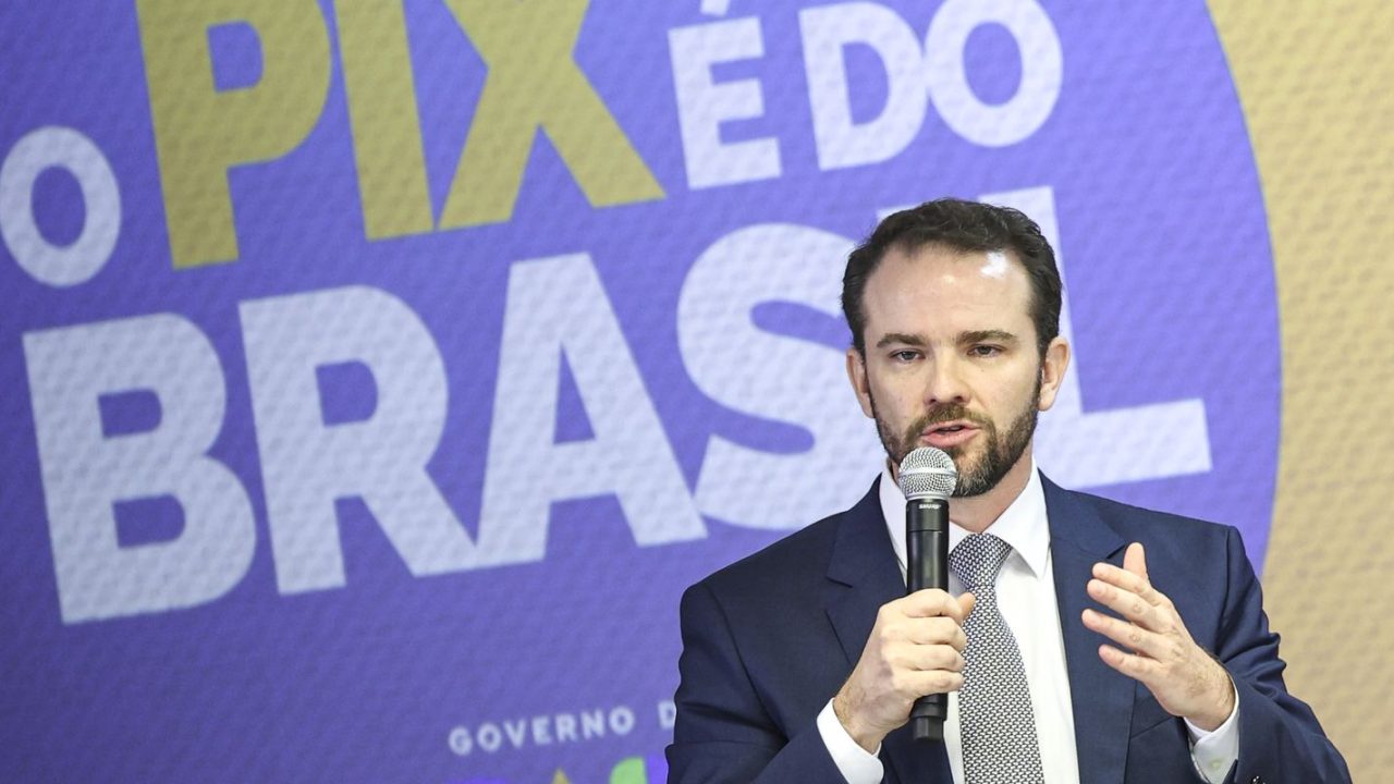 Ministro da Fazenda Dario Durigan anunciando edital de compra de dívidas